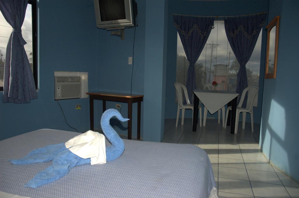 Hostal La Isla Del Descanso Puerto Villamil Exterior foto